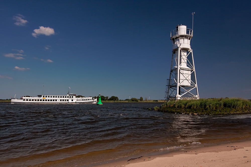 Fahrgastschiff Oceana auf der Weser
