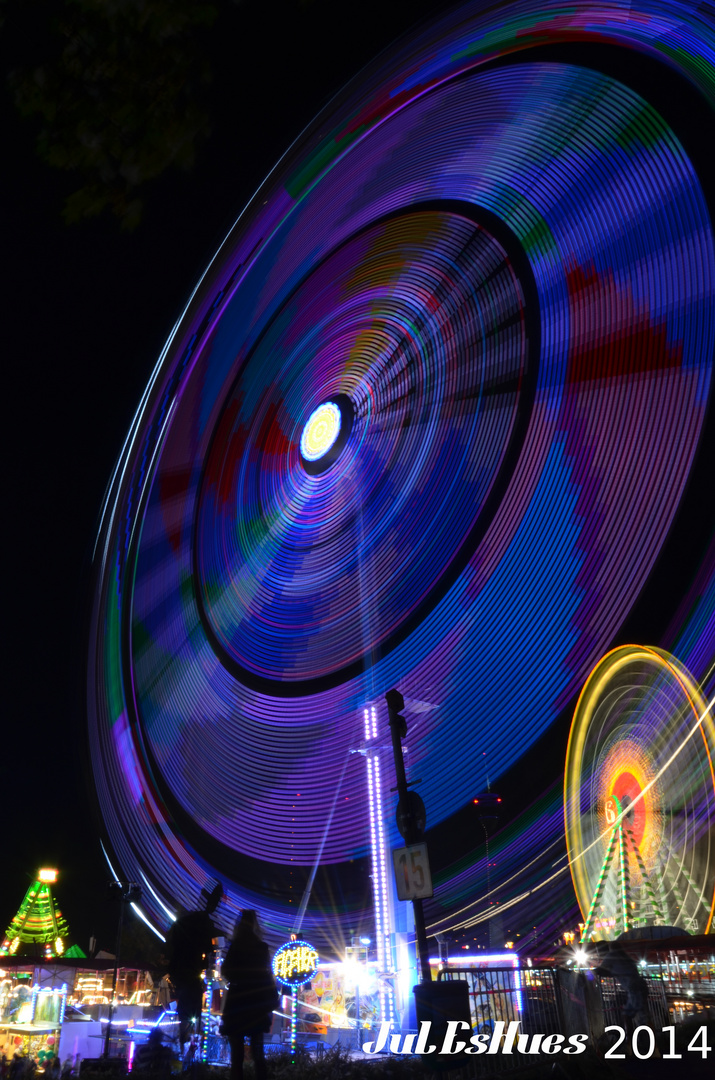 Fahrgeschäft auf der Rheinkirmes