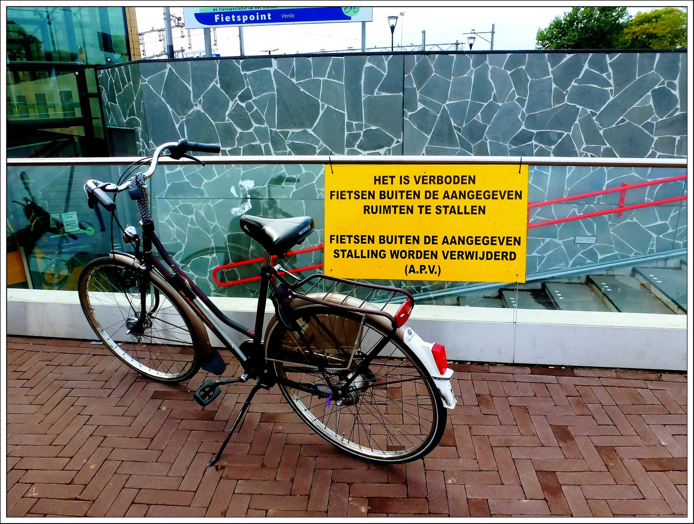 Fahrrad abstellen verboten :-) 