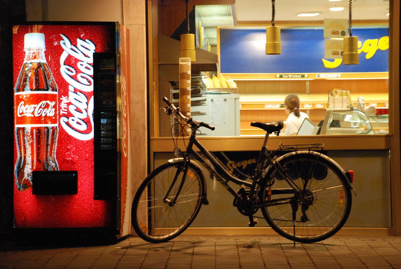 Fahrrad am Cola-Automaten