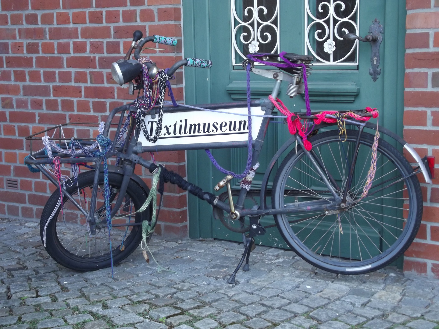 Fahrrad am Eingang des Textilmuseums in Bocholt