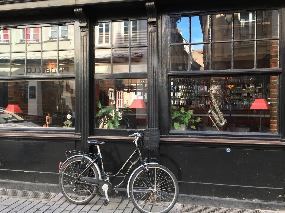 Fahrrad am Fenster Foto &amp; Bild city, world, europe