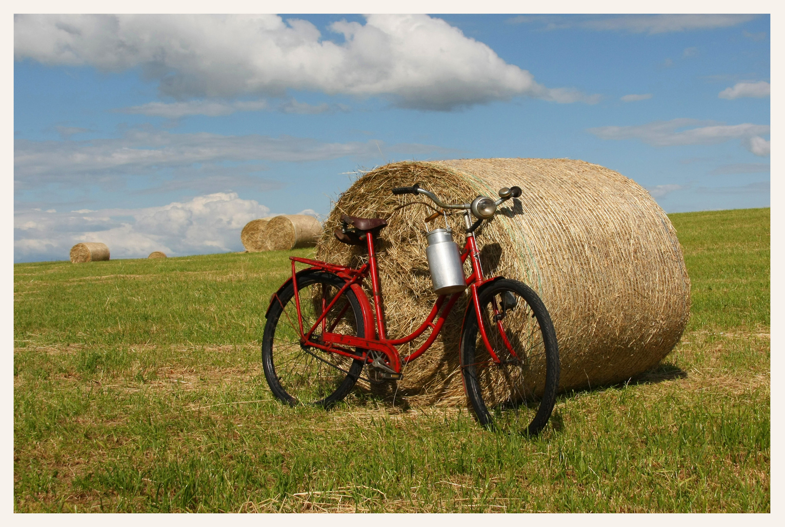 Fahrrad am Heuballen auf dem Felde