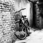 Fahrrad an der Mauer