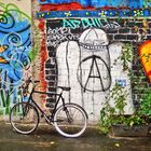 Fahrrad an einer Graffiti-Wand