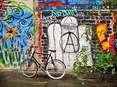 Fahrrad an einer Graffiti-Wand