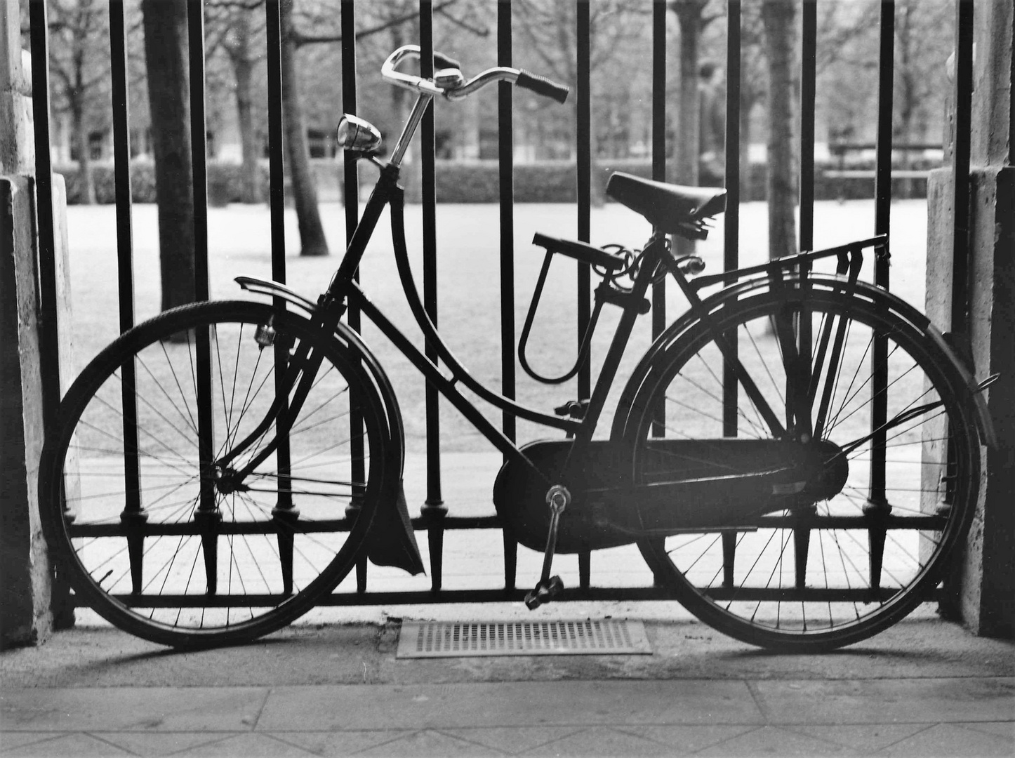 Fahrrad beim Palais Royal, Paris 1979