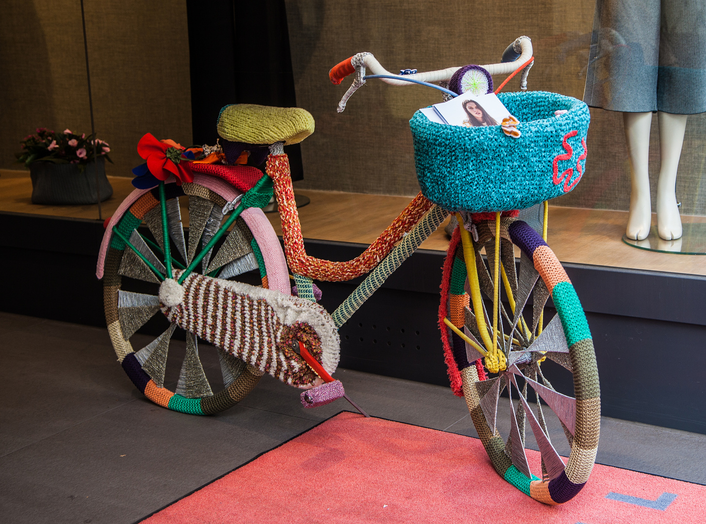 Fahrrad bunt bestrickt im Eingang einer Boutique