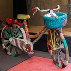 Fahrrad bunt bestrickt im Eingang einer Boutique