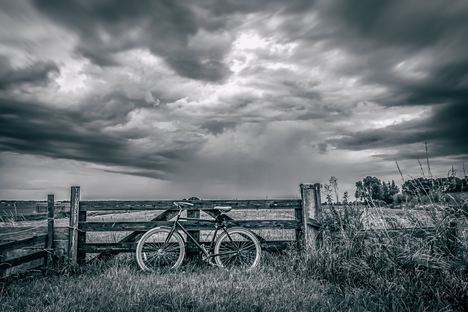 Fahrrad im nahenden Regen Foto & Bild landschaft