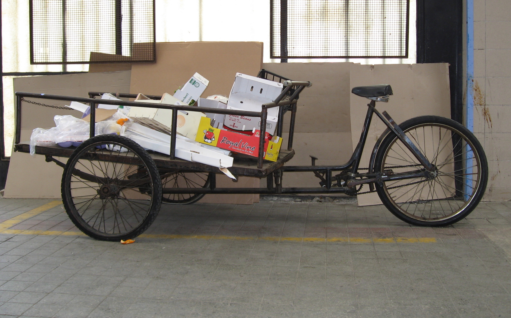 Fahrrad in der Markthalle von Como