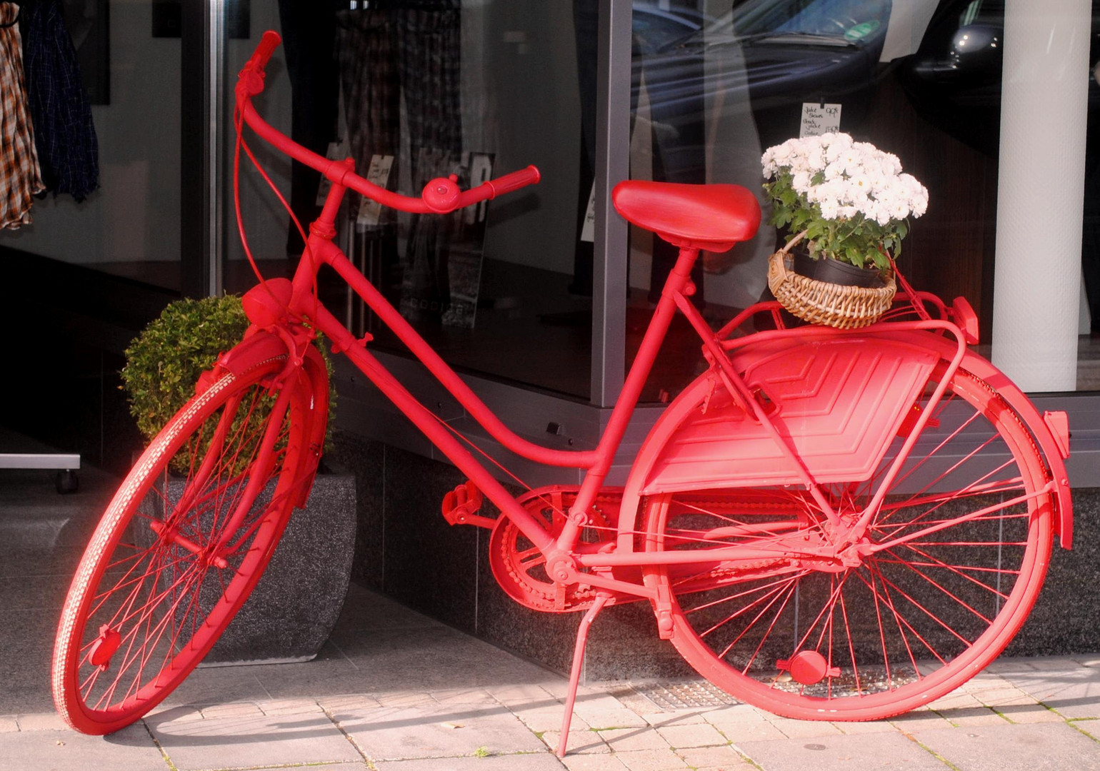 Fahrrad in leuchtendem Rot als Dekoration