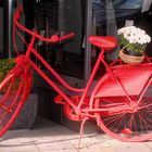 Fahrrad in leuchtendem Rot als Dekoration