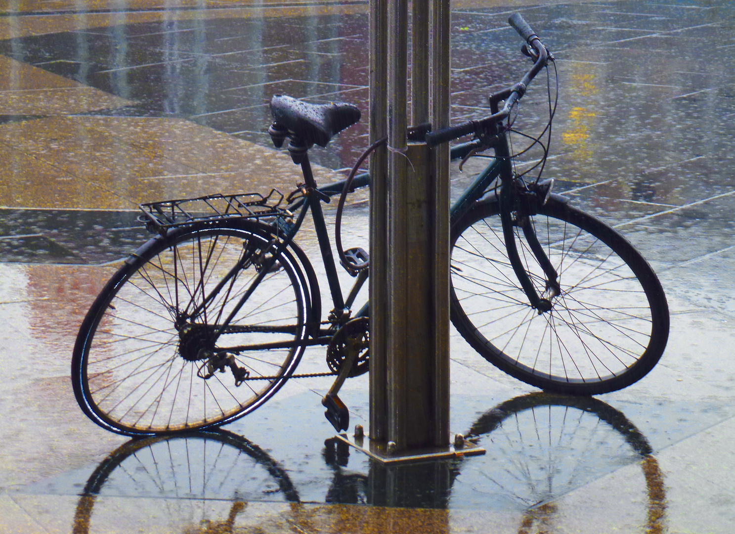 Fahrrad mit Plattfuß im starken Regen,