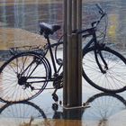Fahrrad mit Plattfuß im starken Regen,