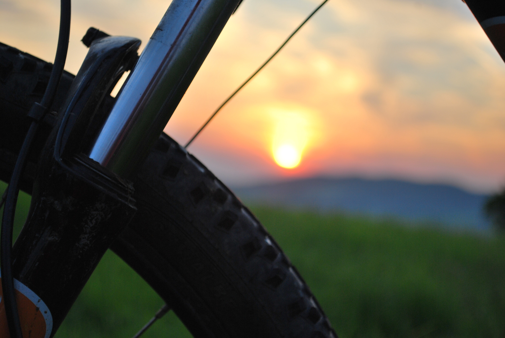 Fahrrad mit Sonnenuntergang im Hintergrund
