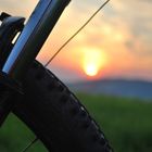 Fahrrad mit Sonnenuntergang im Hintergrund