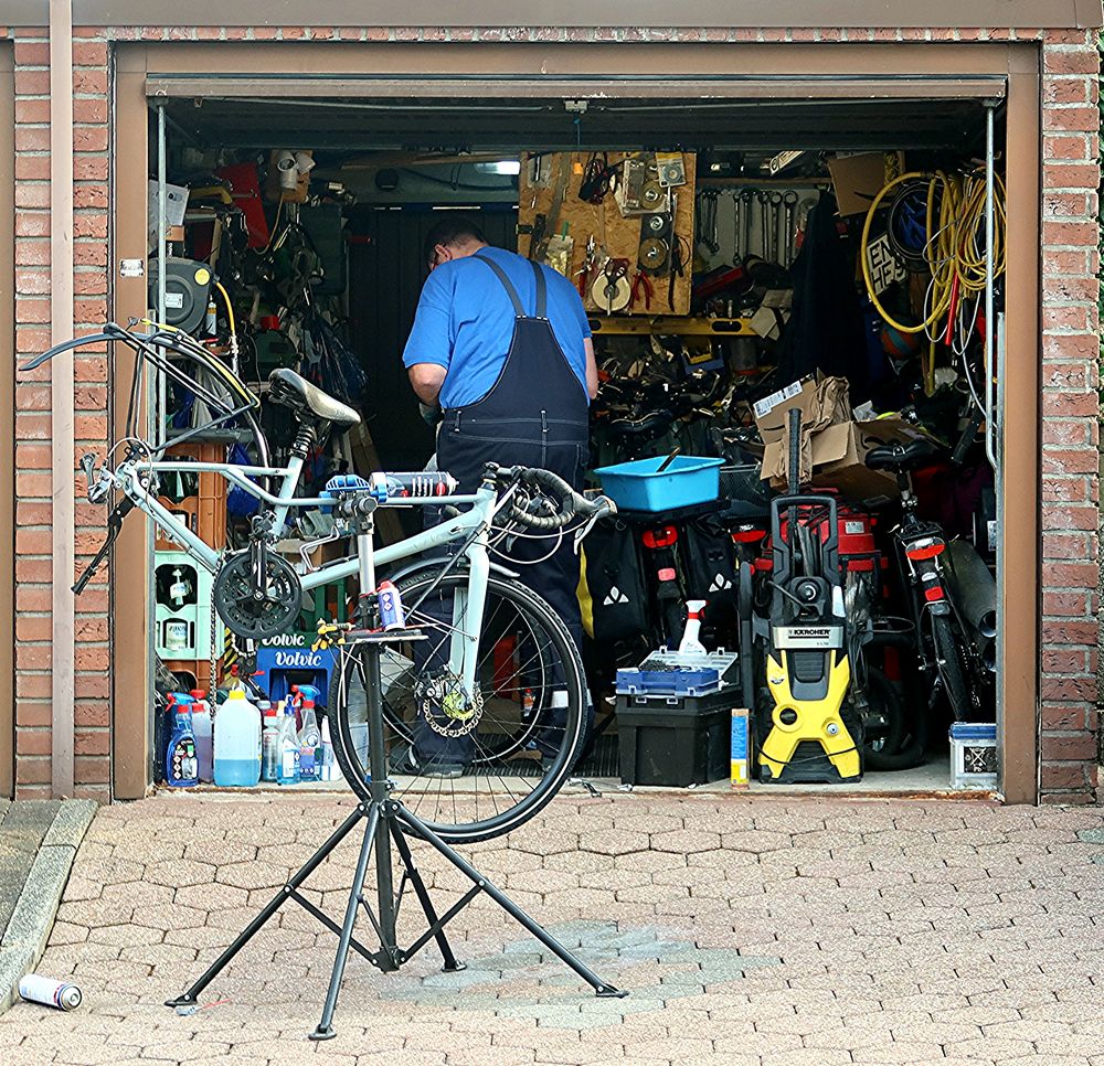 Fahrrad Reparatur Werkstatt In Der Nähe Fahrrad-Reparatur-Werkstatt Foto & Bild | erwachsene menschen