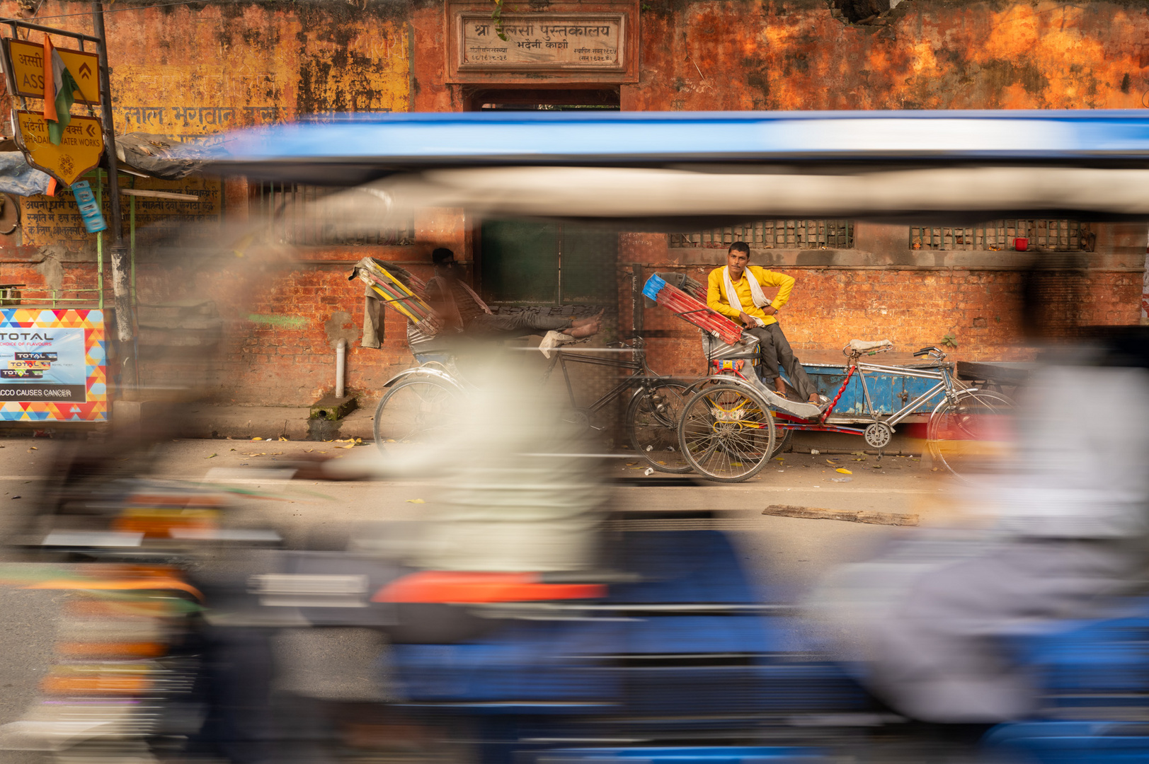 Fahrrad Rikscha Fahrer in den Strassen von Varanasi Indien
