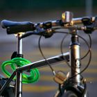 Fahrrad-Stilleben mit grünem Sicherungsband