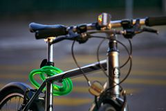 Fahrrad-Stilleben mit grünem Sicherungsband