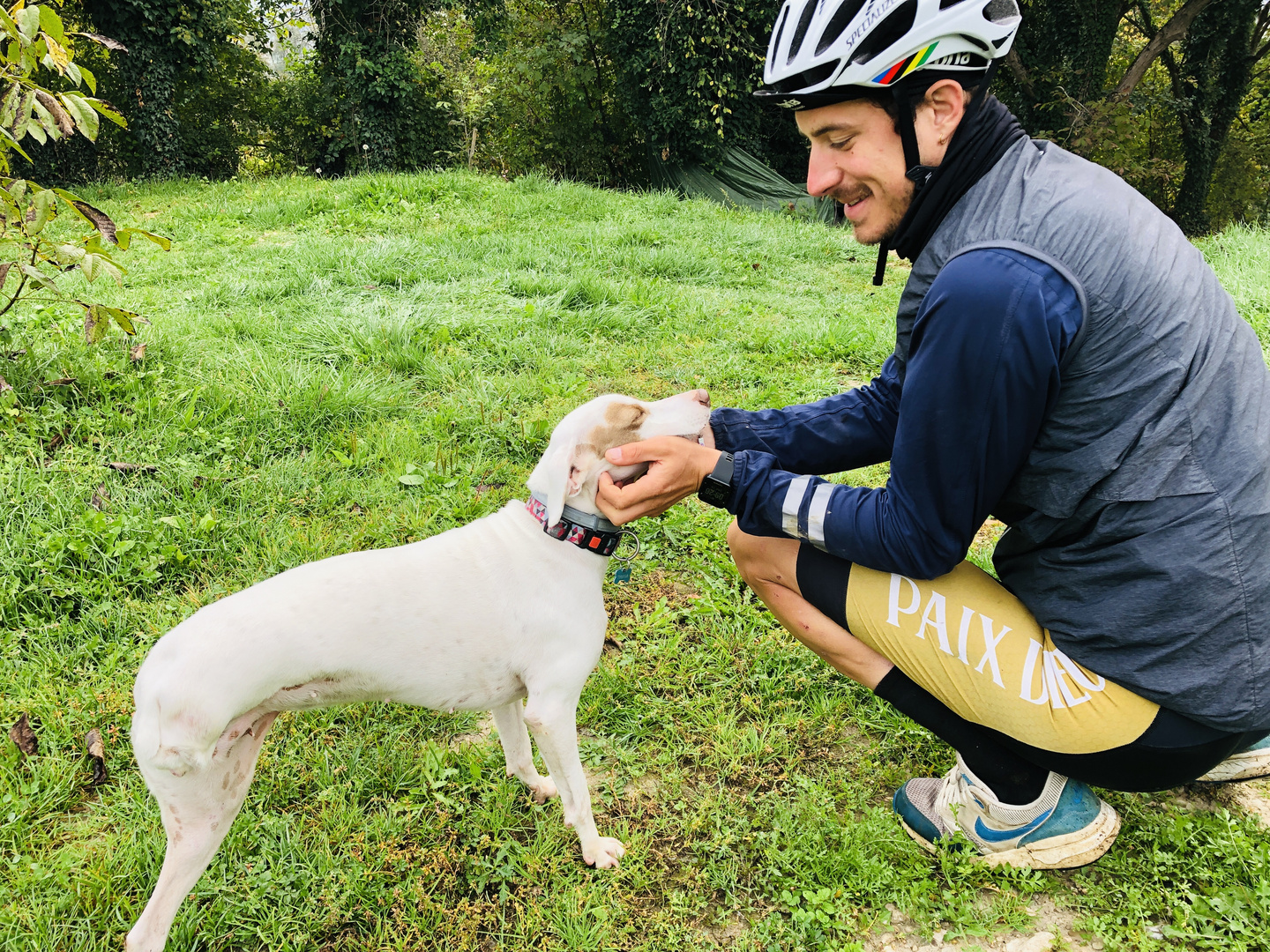 Fahrrad-Tourist mit seinem Hund