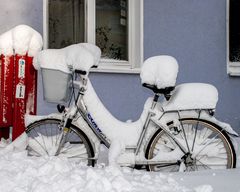 Fahrrad und Briefkasten im Winterkleid