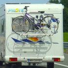 Fahrrad und Fahrradschatten auf Rückseite eines Wohnwagens auf der Autobahn