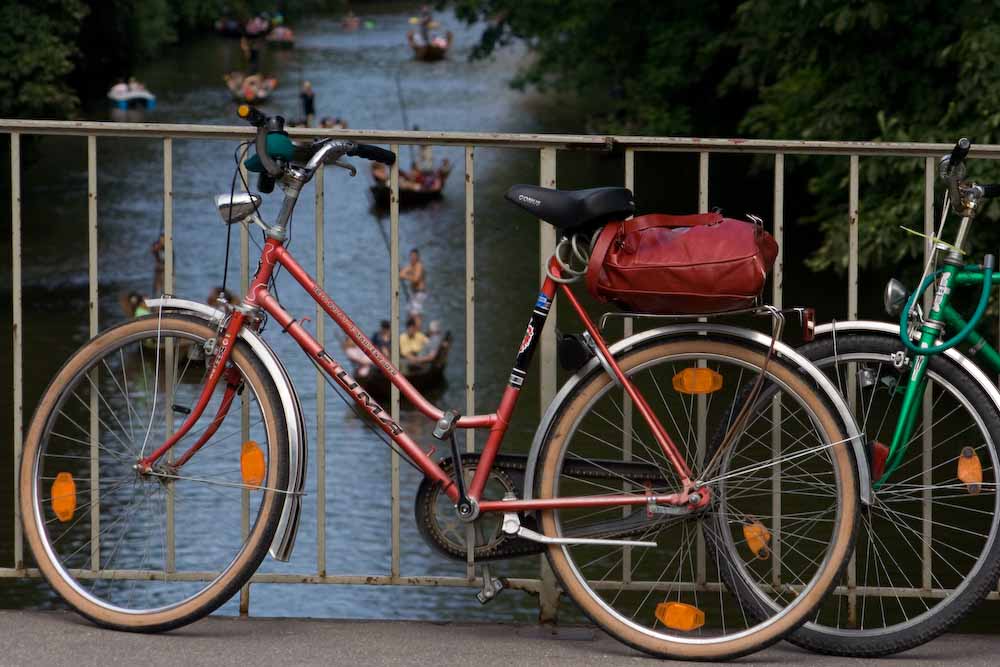 Fahrrad und Stocherkähne