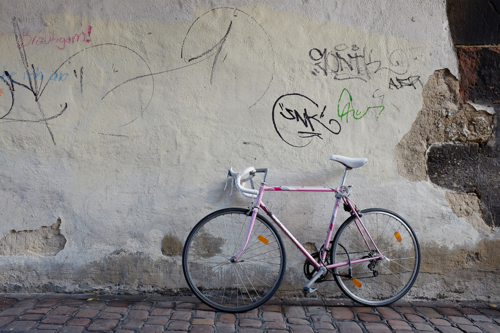 Fahrrad vor alter Mauer in Freiburg