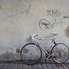 Fahrrad vor alter Mauer in Freiburg