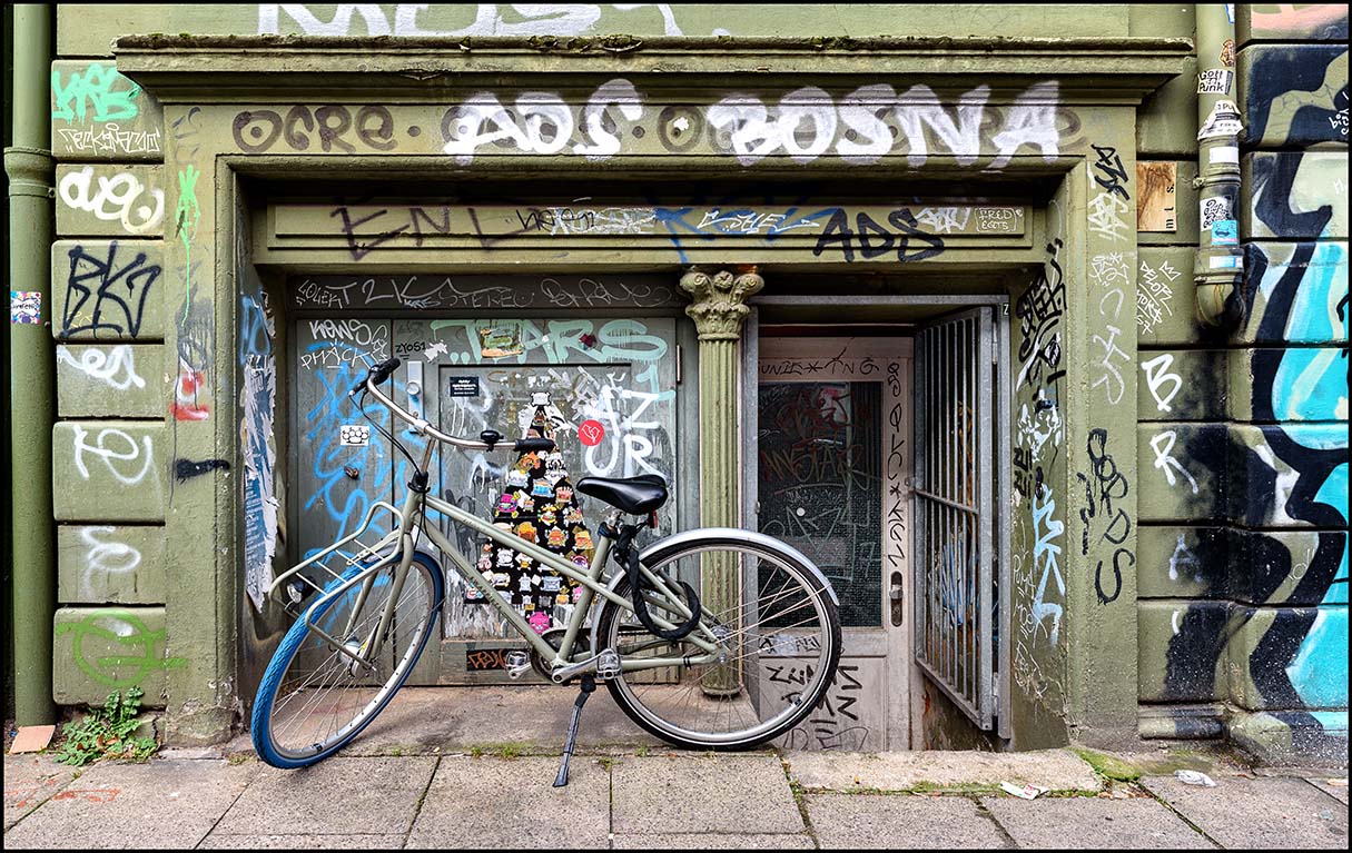 Fahrrad vor Laden ...