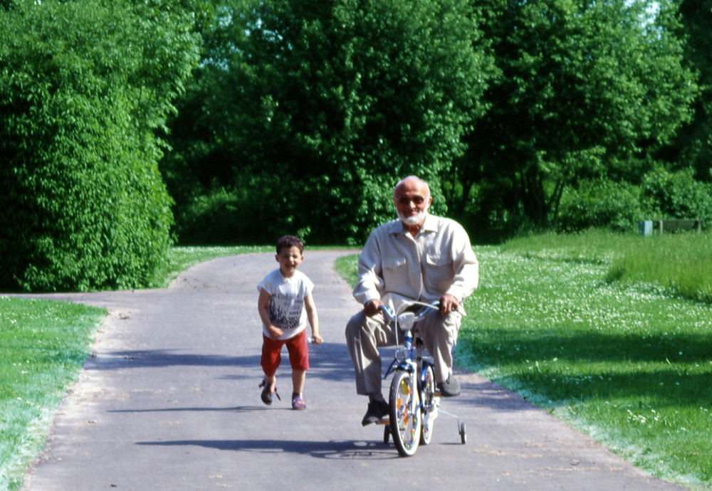 Fahrraddieb- Opa klaut enkels Fahrrad