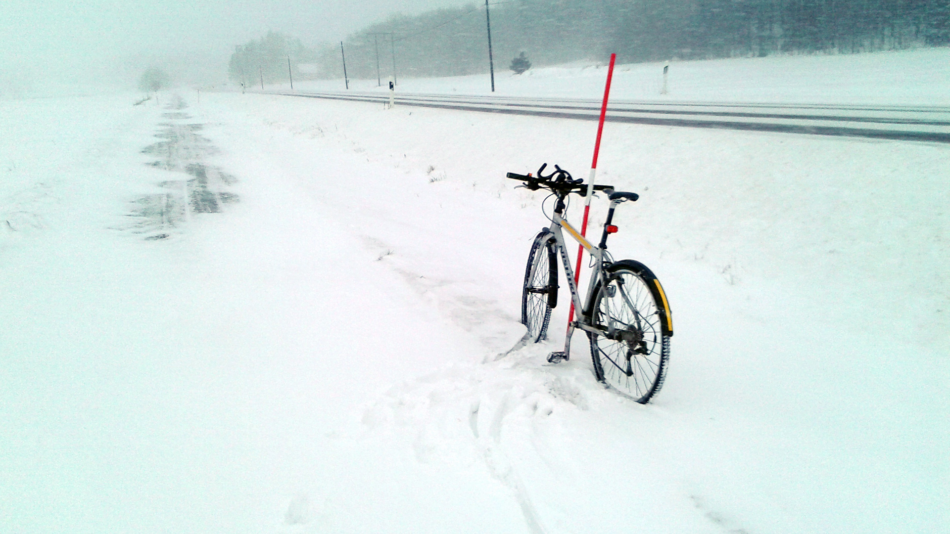 Fahrradfahren im Schneesturm