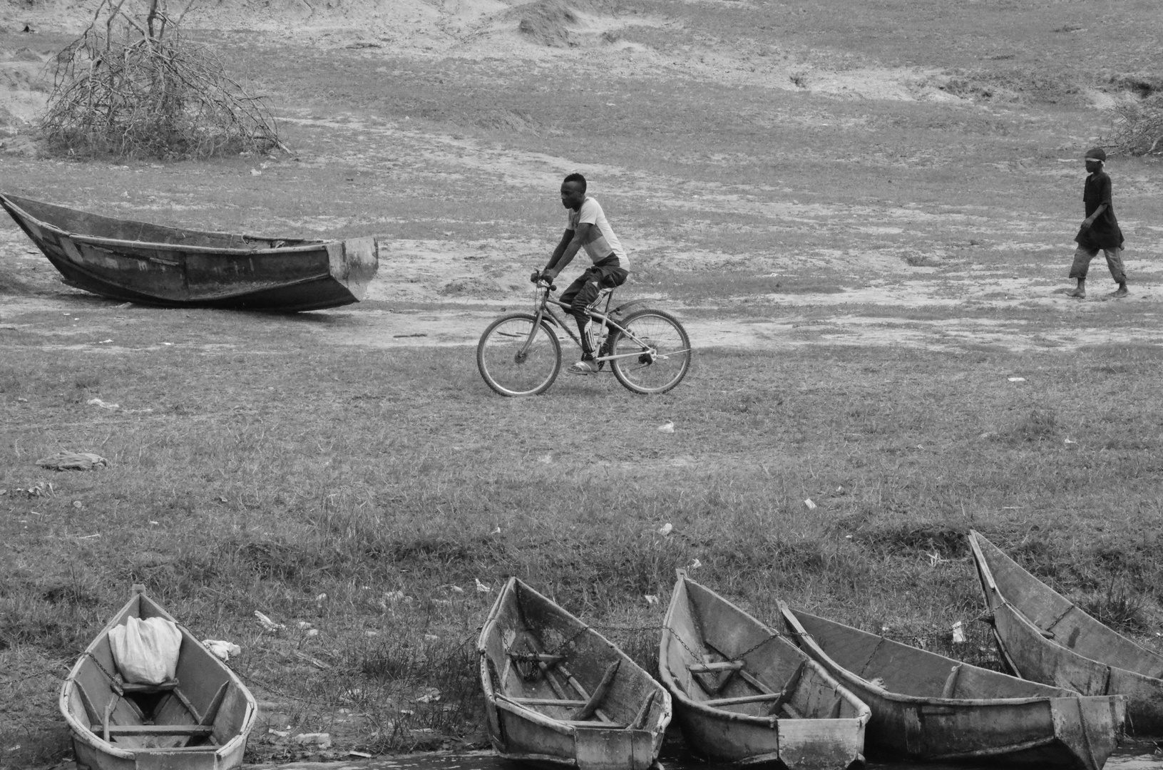 Fahrradfahrer am Kazinga- Kanal in West-Uganda