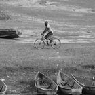 Fahrradfahrer am Kazinga- Kanal in West-Uganda
