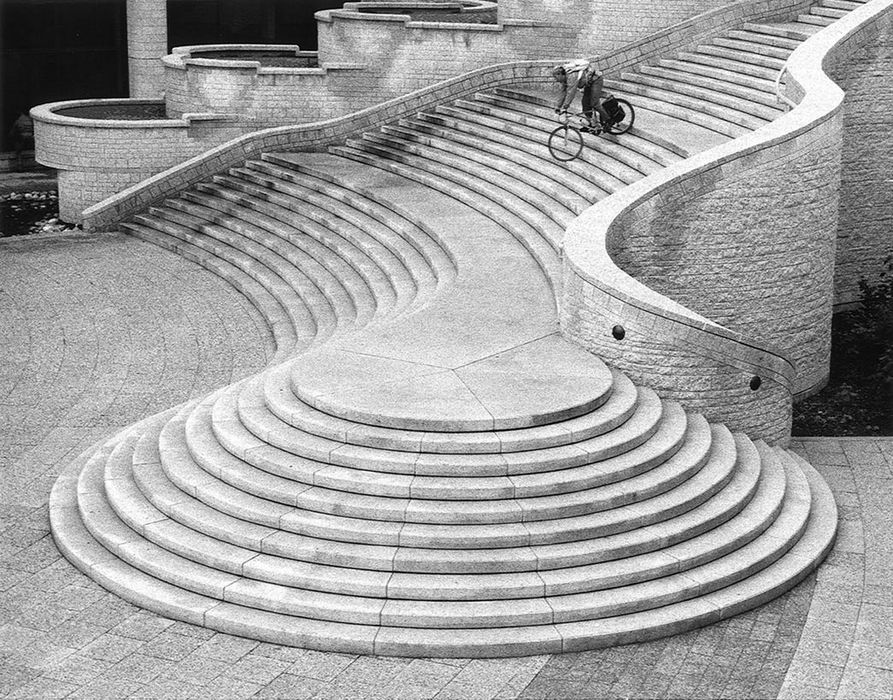 Fahrradfahrer auf Treppe