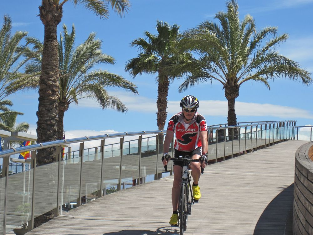 Fahrradfahrer (ich) in Port de Alcudia