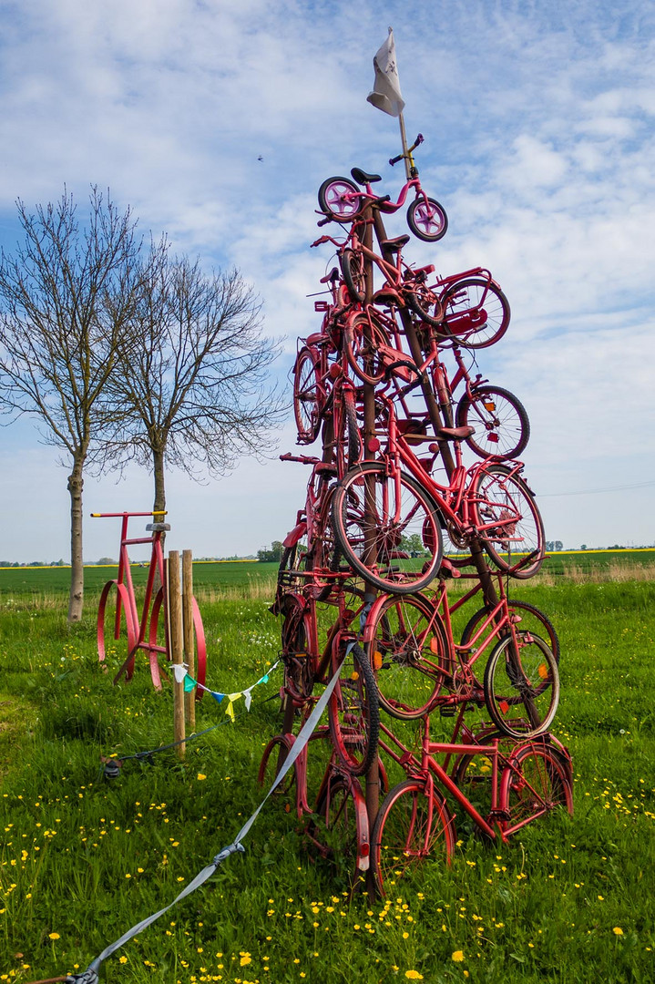 Fahrradpyramide, oder: Kunst? oder kann das weg ???