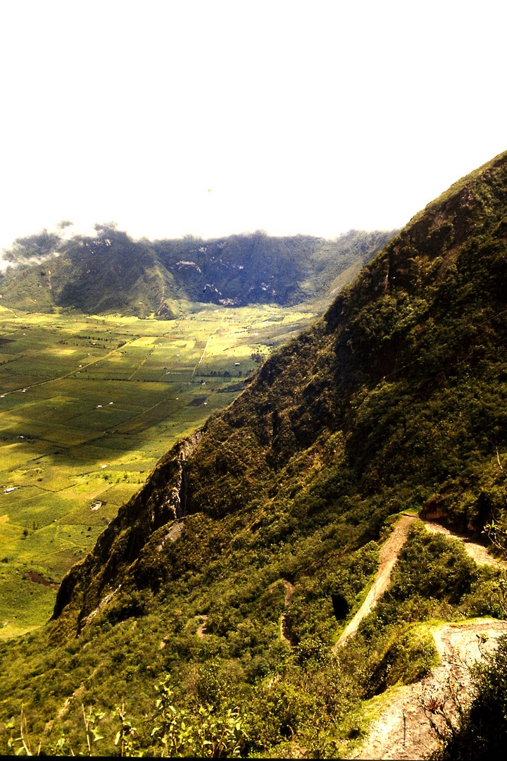 Fahrradreise durch Ecuador: Landschaft und Straße