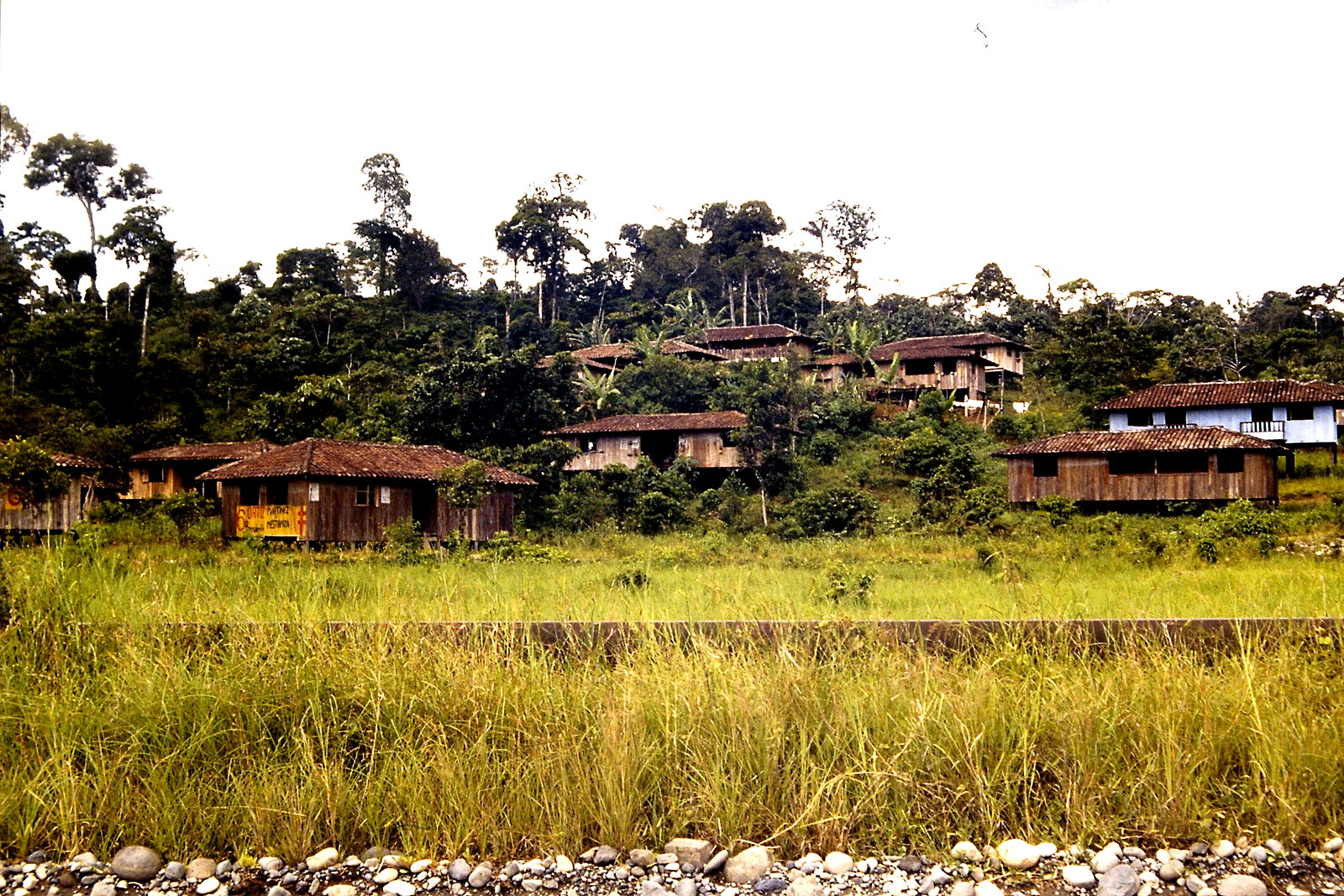 Fahrradreise durch Ecuador: Siedlung am Dschungelrand