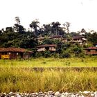 Fahrradreise durch Ecuador: Siedlung am Dschungelrand