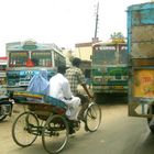 Fahrradrikscha im dichten Verkehr (Delhi)