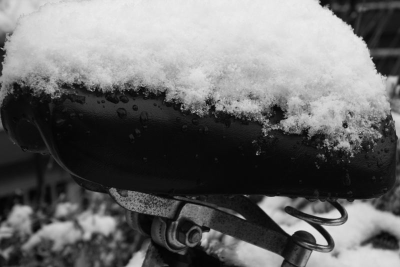 Fahrradsattel mit Schnee