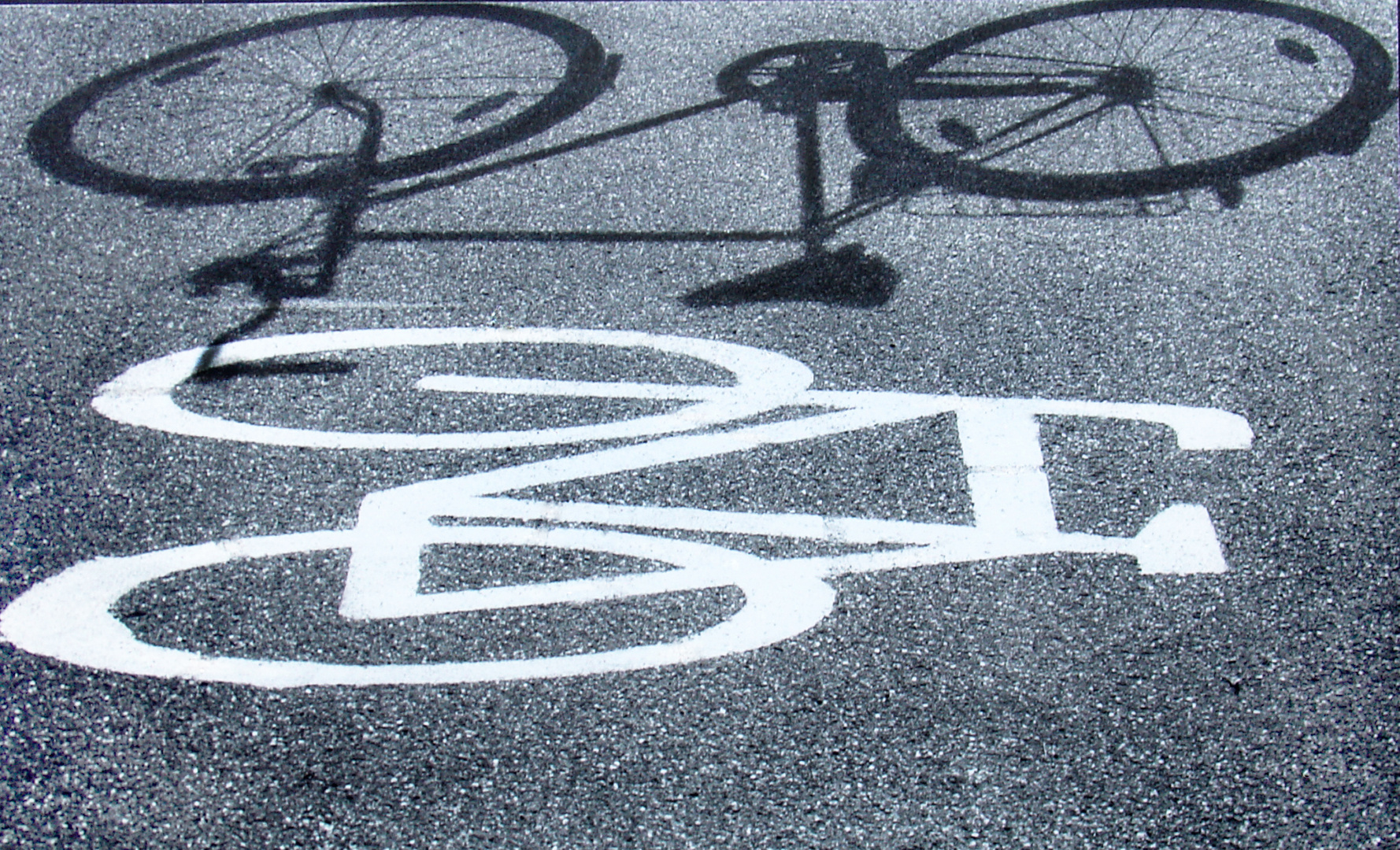 Fahrradschatten auf dem Radweg