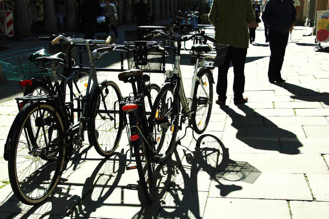 Fahrradschatten und Leute