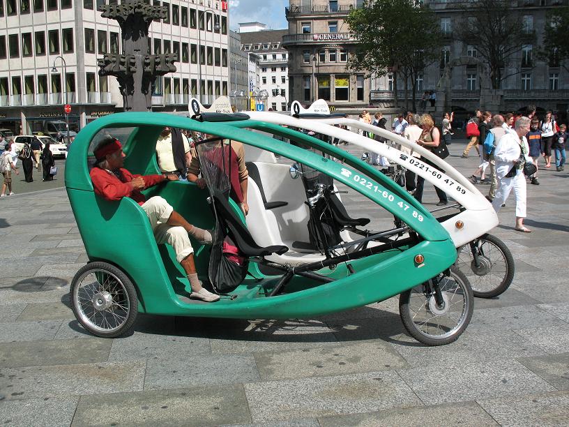 Fahrradtaxis vor dem Kölner Dom