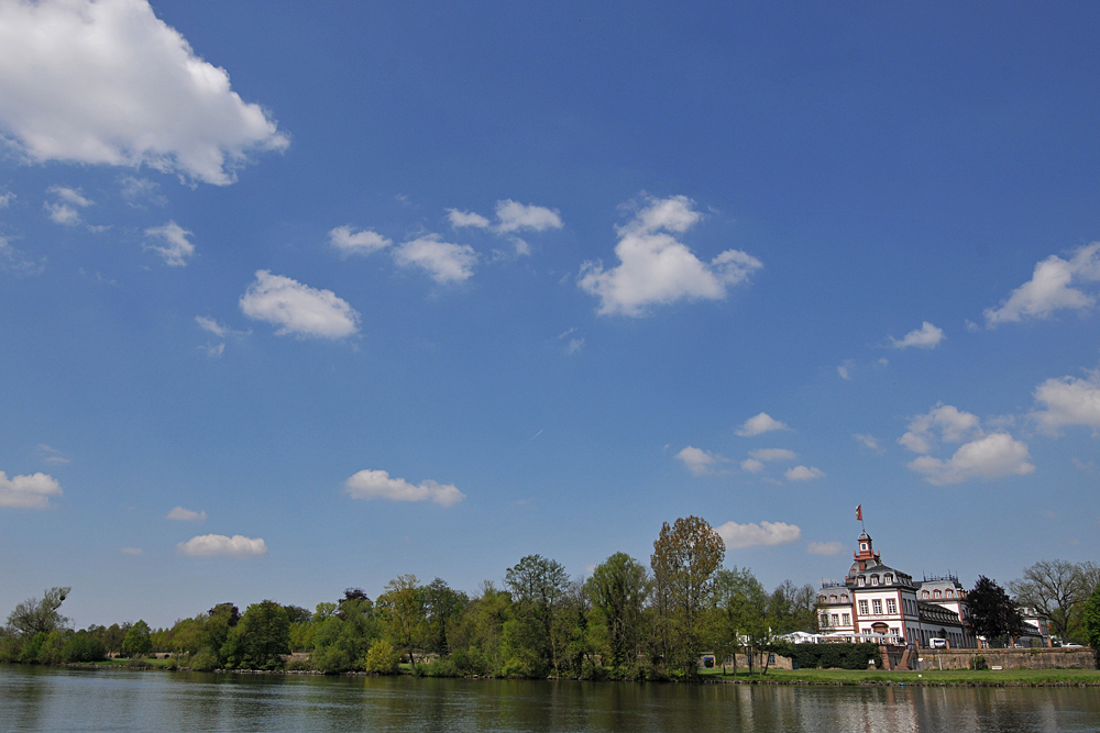 Fahrradtour am Main: Blick zum Schloss Philippsruhe