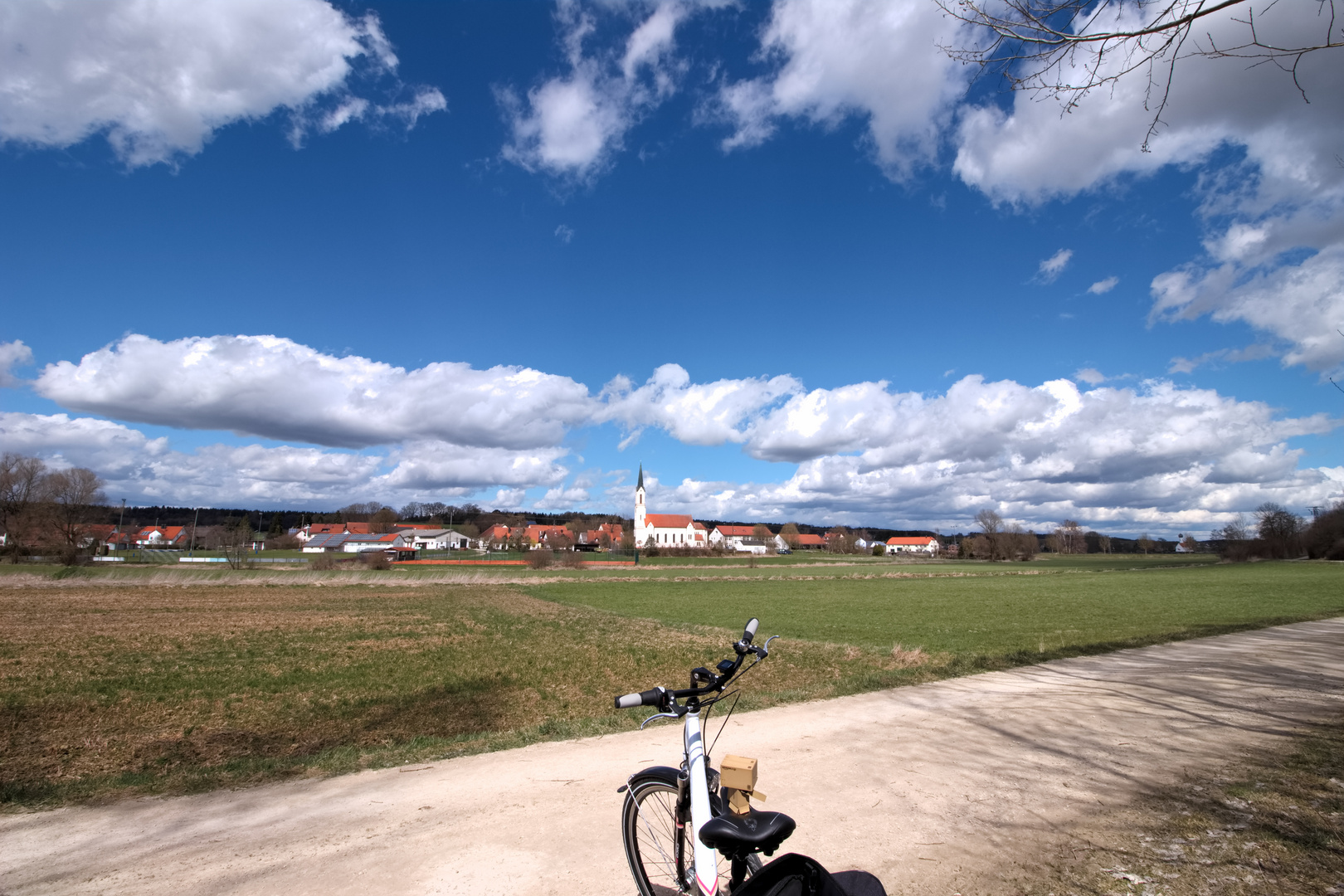 Fahrradtour bei blauen Himmel