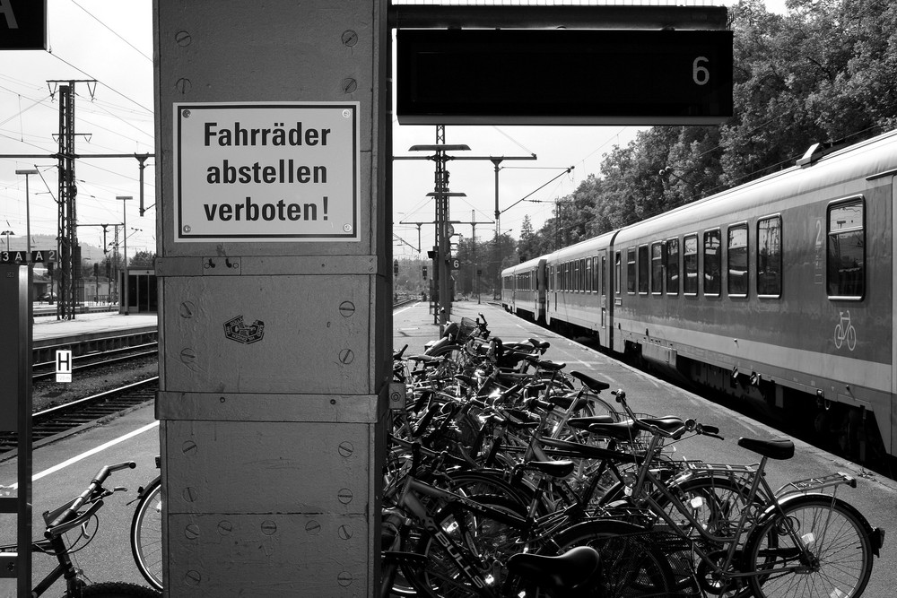 Fahrräder abstellen verboten!